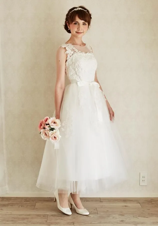 ---Abito da sposa particolare su misura online a poco prezzo confezionato in tulle, raso e pizzo lunghezza tè senza maniche--